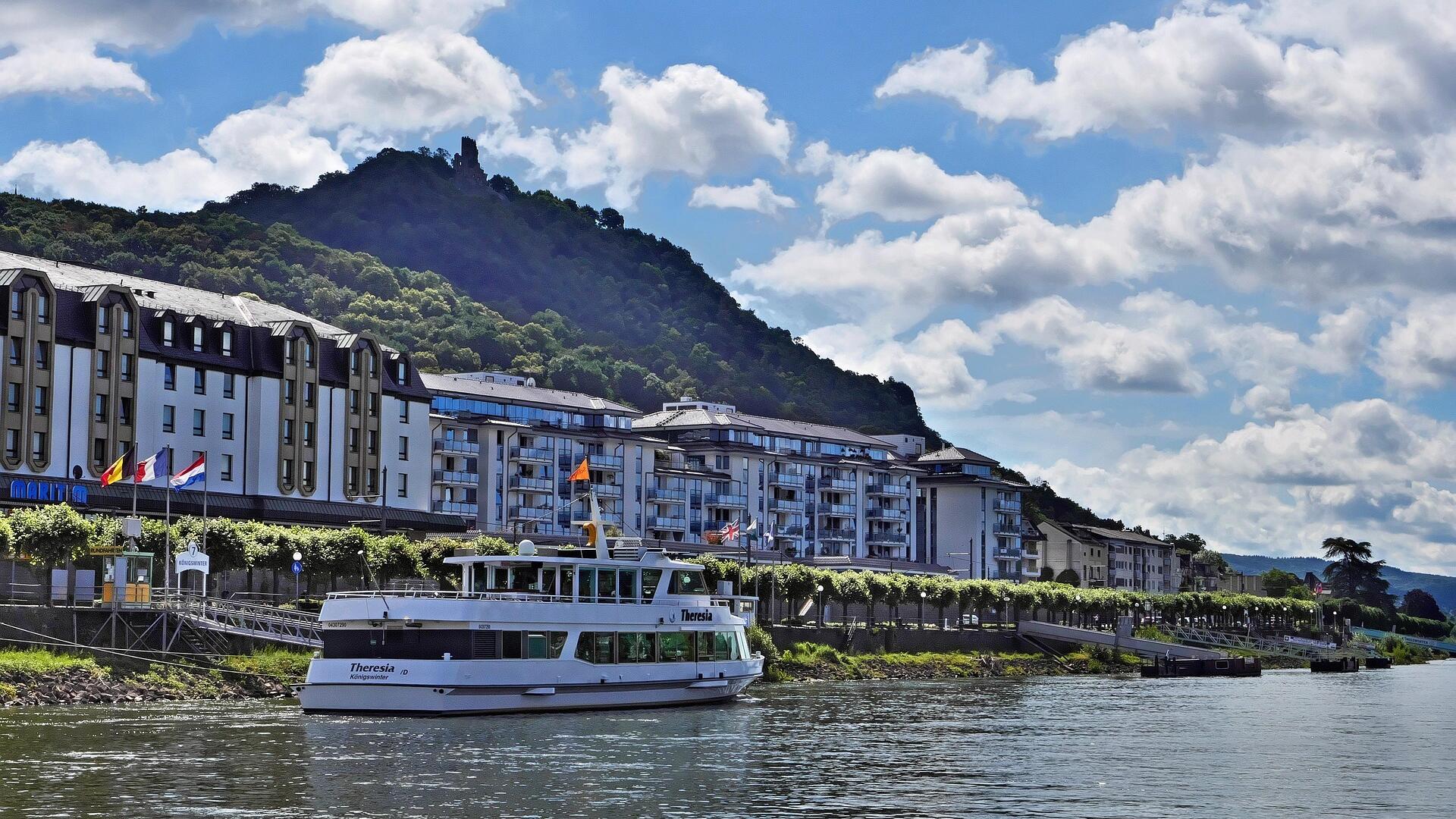 Koenigswinter Drachenfels Rhein vom Wasser