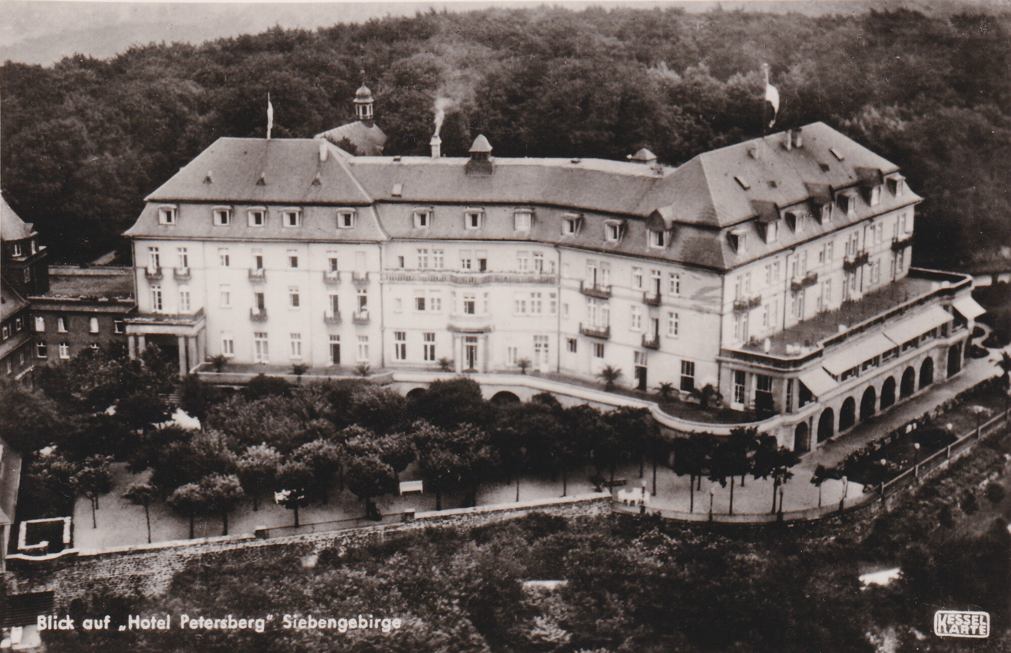 KURHOTEL AUF DEM PETERSBERG. Die Familie Nelles konnte ihr Hotel auf dem Petersberg nicht halten, eine Nachfolgegesellschaft ging in Konkurs. Ferdinand Mülhens erwarb 1911 das alte Hotel und ließ es zu einem Kurhotel umbauen. Die Eröffnung fand 1914 statt.