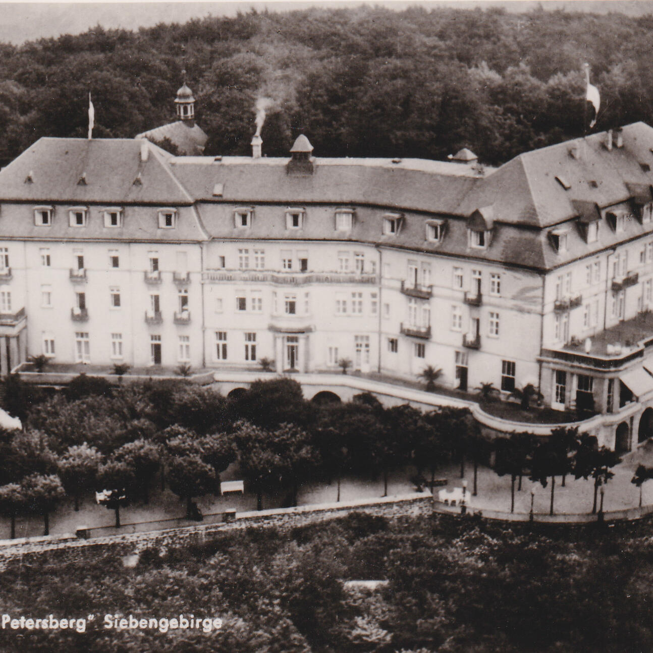 KURHOTEL AUF DEM PETERSBERG. Die Familie Nelles konnte ihr Hotel auf dem Petersberg nicht halten, eine Nachfolgegesellschaft ging in Konkurs. Ferdinand Mülhens erwarb 1911 das alte Hotel und ließ es zu einem Kurhotel umbauen. Die Eröffnung fand 1914 statt.
