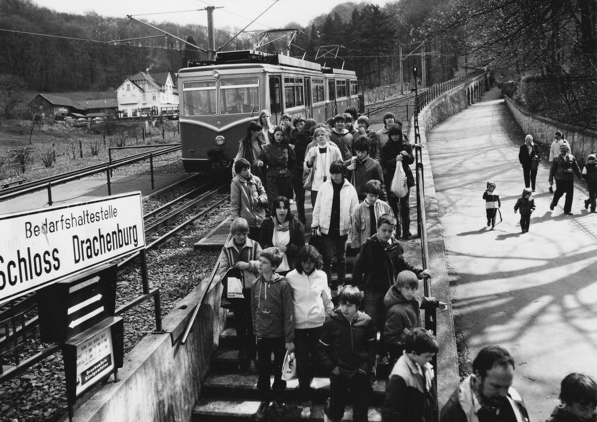 VERLEGTE MITTELSTATION / UMBAU ENDSTATION. Weitere Veränderungen fanden in den 1970er-Jahren statt. Beim Bau des neuen Restaurants am Drachenfels fiel eines der Gleise der Bergstation weg. Die hinter der Nibelungenhalle gelegene Mittelstation wurde näher an die Drachenburg herangelegt.