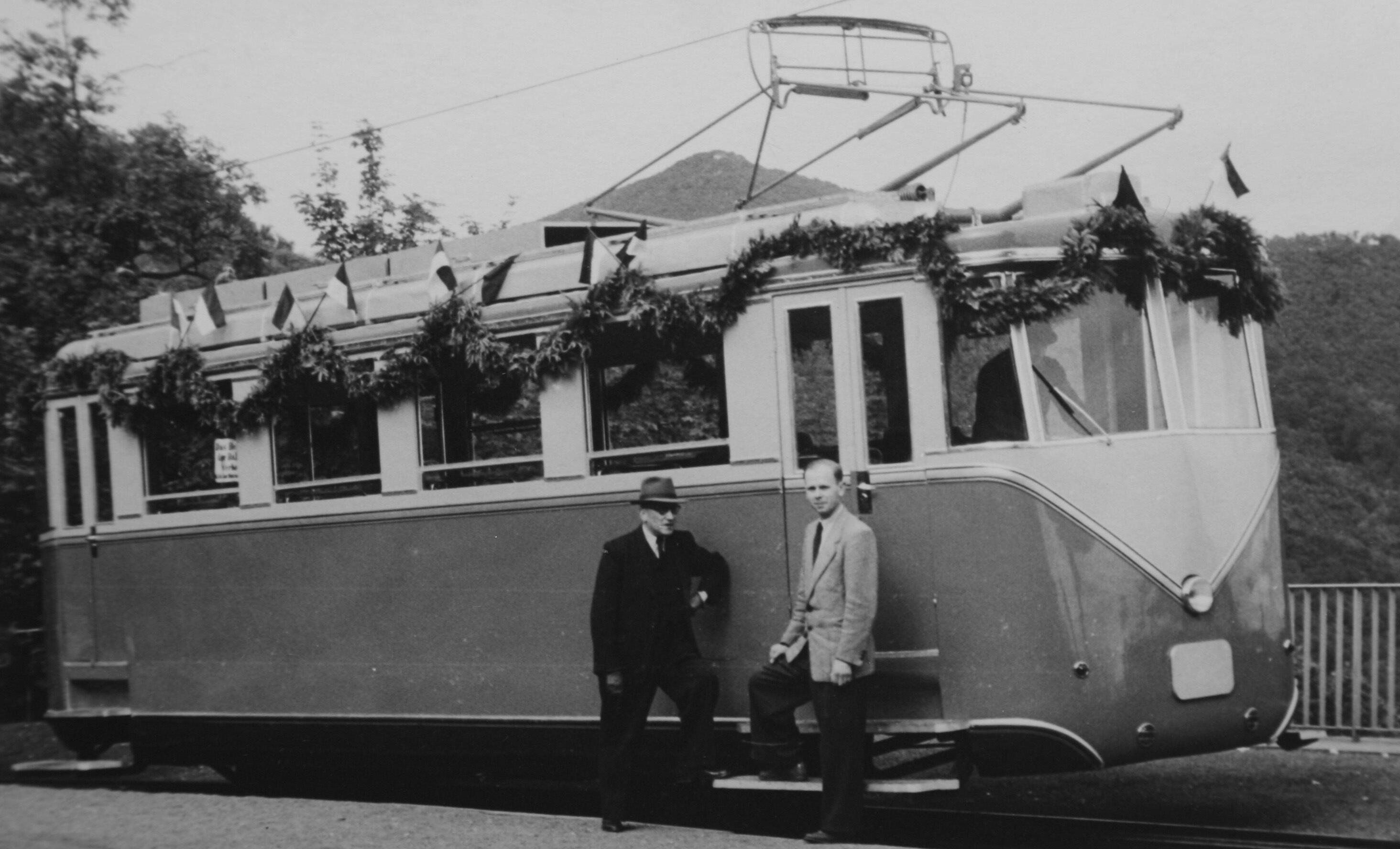ERSTER ELEKTRISCHER TRIEBWAGEN
1953
Nachdem es Anfang des 20. Jahrhunderts Überlegungen zur Elektrifizierung
gab, folgte die Verwirklichung. Den ersten Triebwagen
baute das Unternehmen selbst, weitere vier wurden bei der Waggonfabrik Rastatt mit
elektrischer Ausstattung von der Brown Boveri & Cie. AG (BBC) in Mannheim
bestellt. 1979 wird der sechste Triebwagen, wieder ein Eigenbau, in Betrieb genommen.