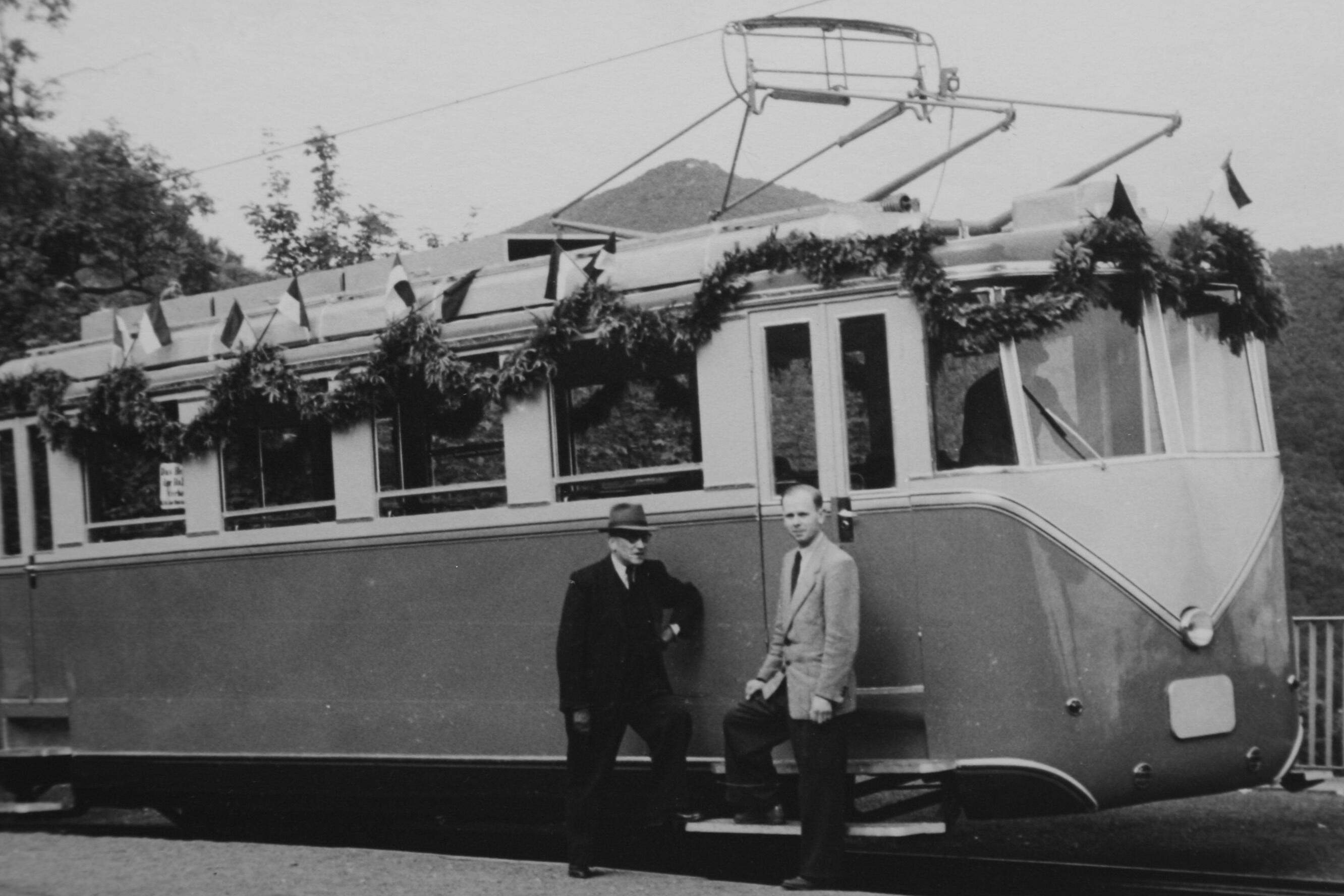 ERSTER ELEKTRISCHER TRIEBWAGEN
1953
Nachdem es Anfang des 20. Jahrhunderts Überlegungen zur Elektrifizierung
gab, folgte die Verwirklichung. Den ersten Triebwagen
baute das Unternehmen selbst, weitere vier wurden bei der Waggonfabrik Rastatt mit
elektrischer Ausstattung von der Brown Boveri & Cie. AG (BBC) in Mannheim
bestellt. 1979 wird der sechste Triebwagen, wieder ein Eigenbau, in Betrieb genommen.