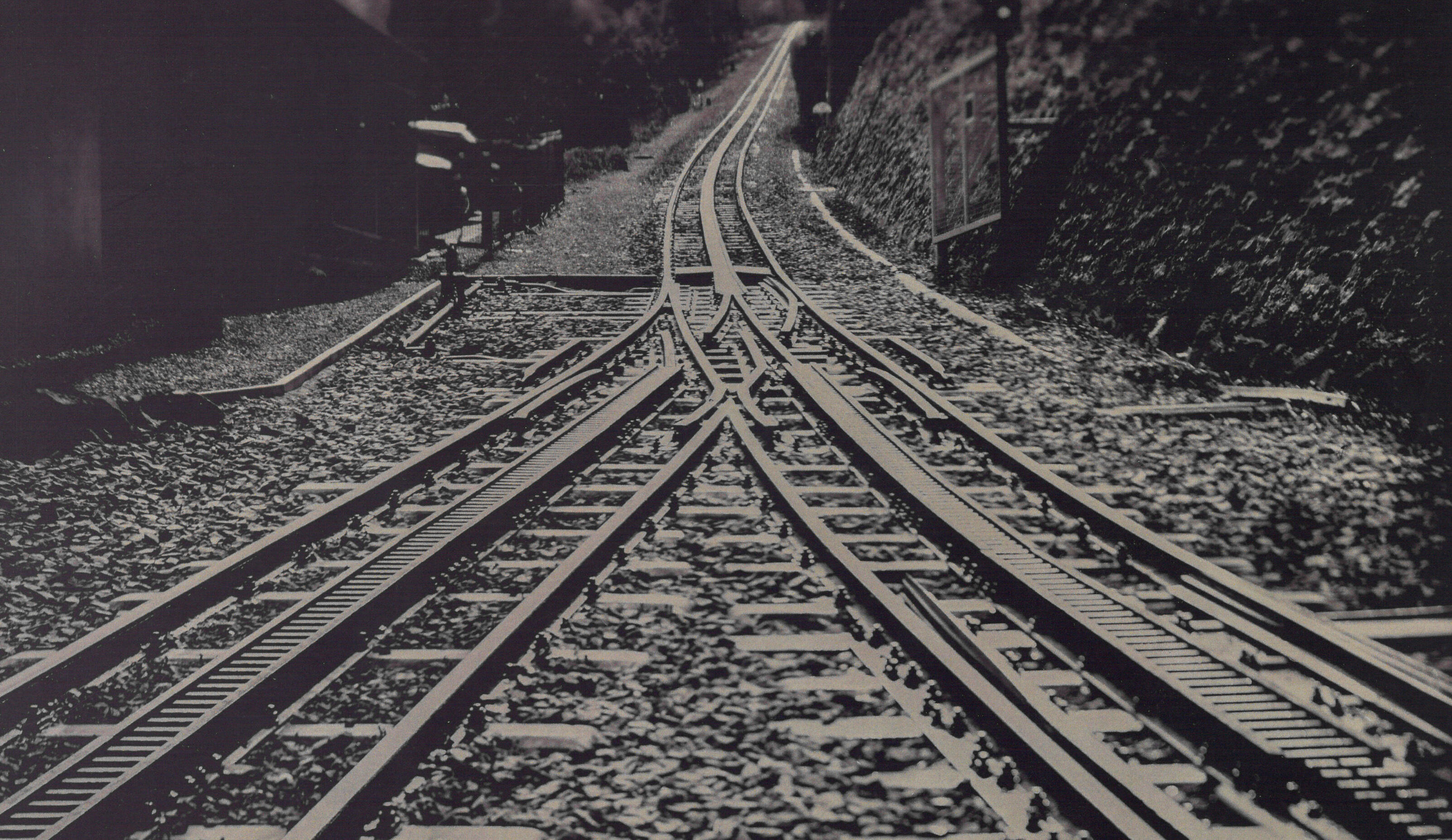 AUSSTELLUNG KLANT
Der Fotograf Christian Klant (*1980) fotografierte die Drachenfelsbahn
mit einer Großformatkamera im Kollodium-Nassplatten-Verfahren
und präsentierte die Aufnahmen in Königswinter.