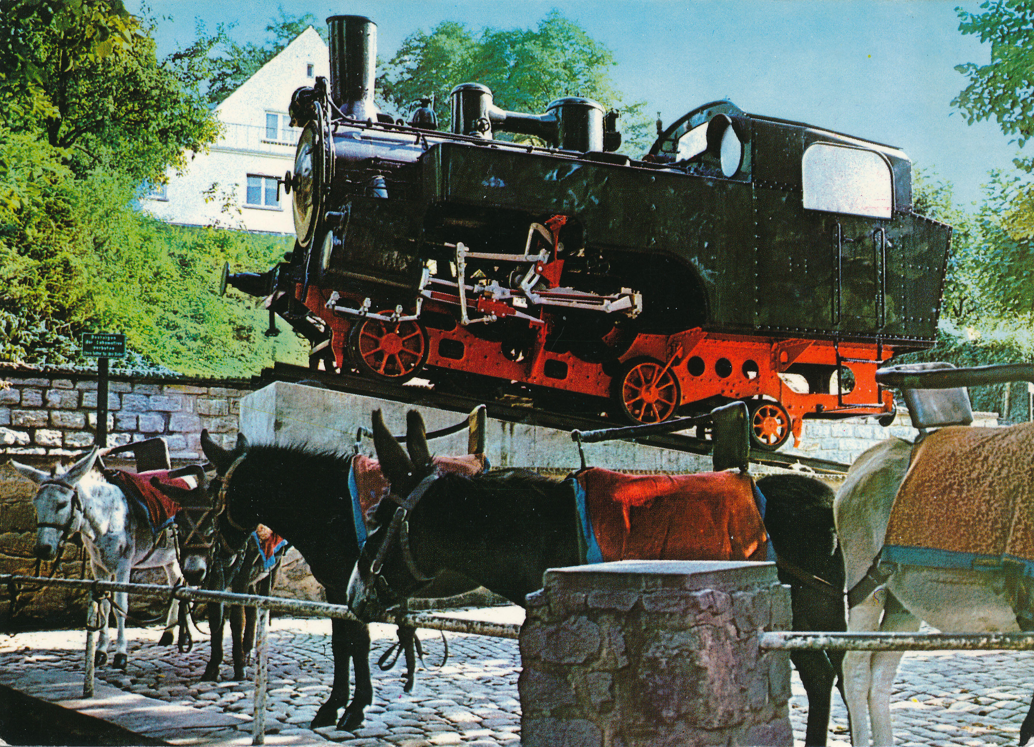 LOK ALS DENKMAL
1968
Nach dem Unfall der Lok 3 II 1958 wurde die
Lok 2 II aus dem Jahr 1927 abgestellt und
nicht mehr in Betrieb genommen. Als Denkmal
der Technik erhielt sie 1968 vor der Talstation
einen Platz. Anlässlich des Umbaus
der Talstation wurde sie 2005 in Polen
restauriert und nach ihrer Rückkehr mit
einer Überdachung versehen.