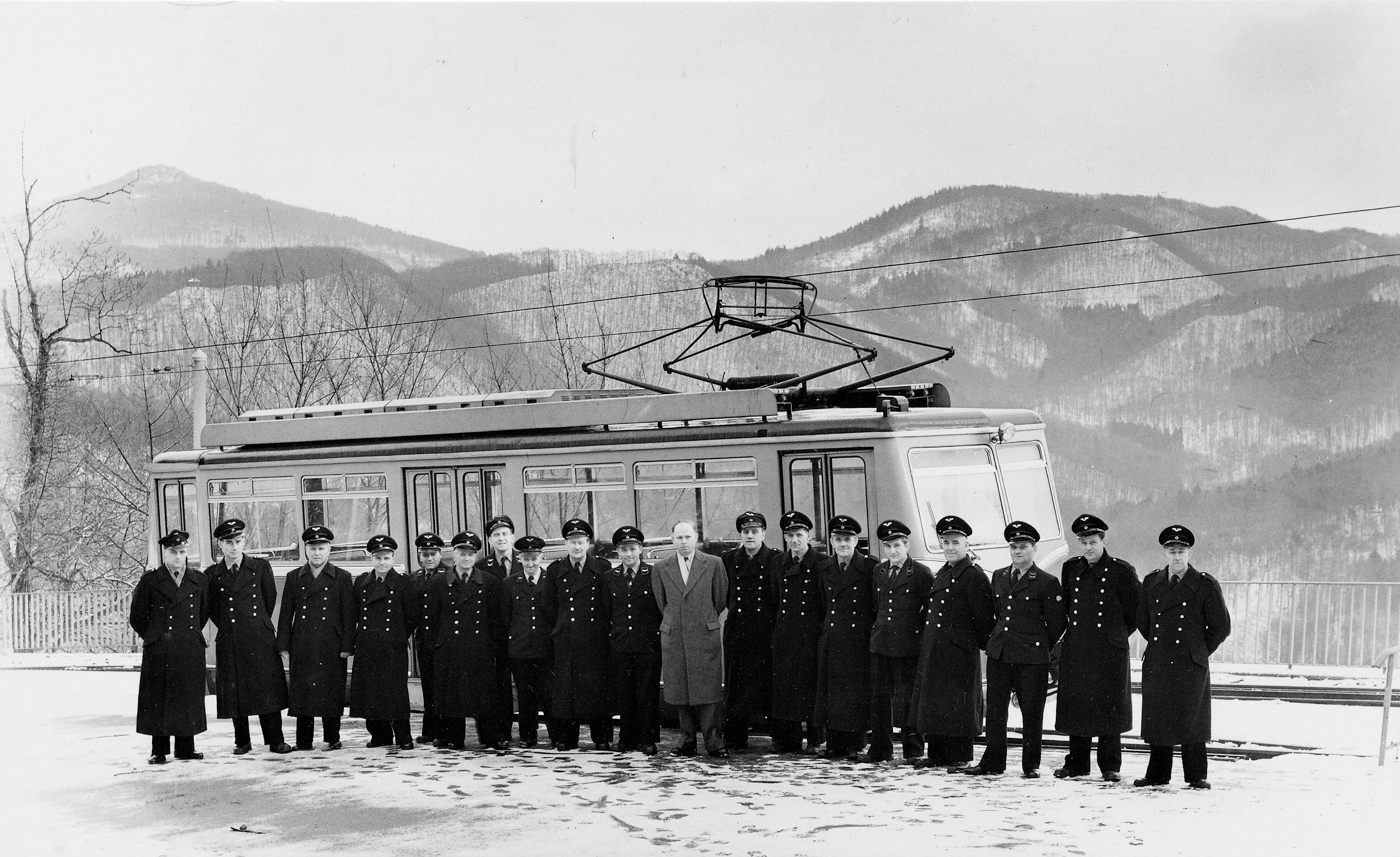 BAHNMITARBEITER
Anlässlich des Jubiläums 1958 entstand eine Reihe
von Gruppenaufnahmen der Mitarbeiter vor einem
Triebwagen an der Bergstation.