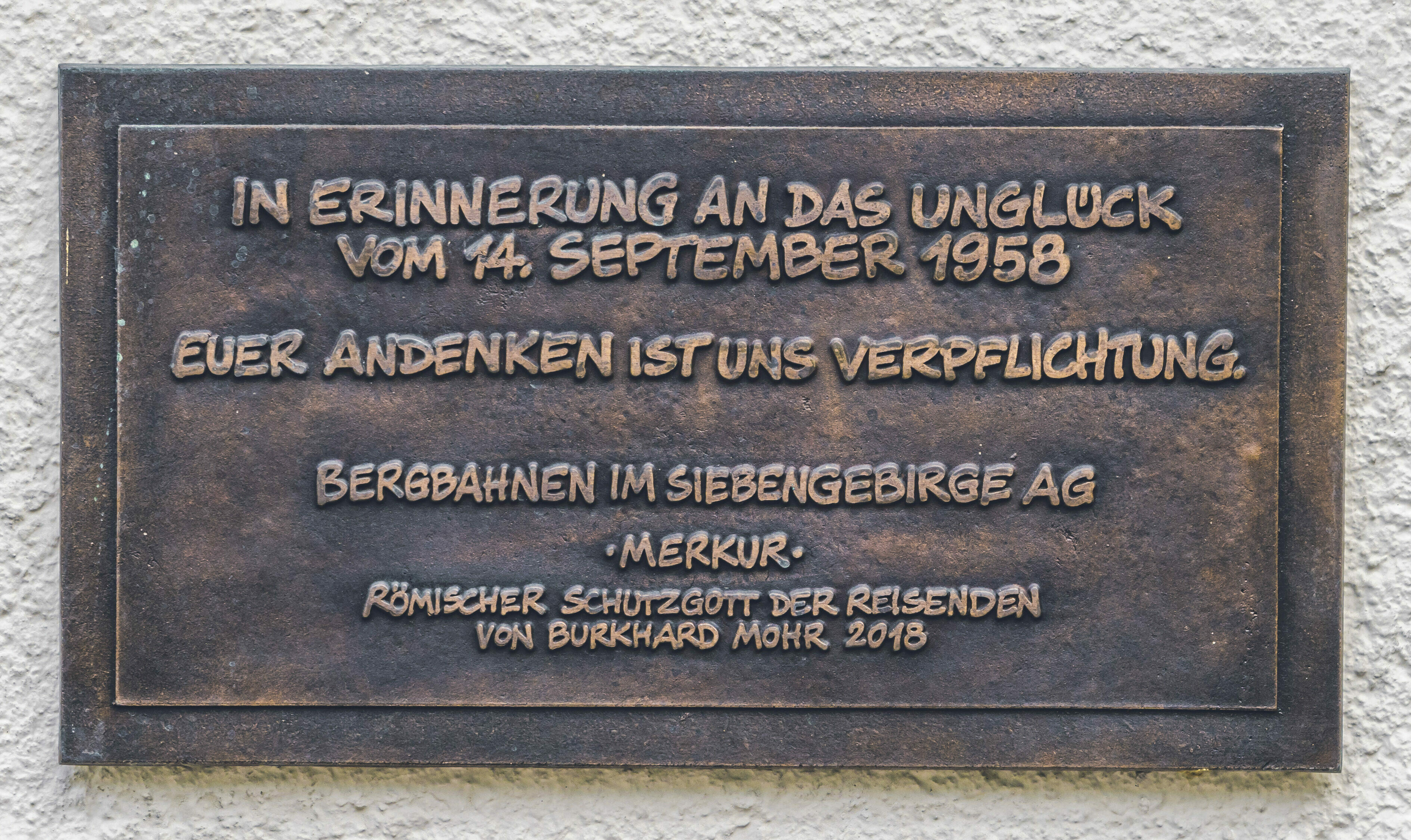 GEDENKTAFEL
Die Tafel am Gebäude der Talstation hält die Erinnerung an das Unglück wach
und mahnt gleichzeitig, stets der Sicherheit der Fahrgäste die höchste Priorität
zu geben.