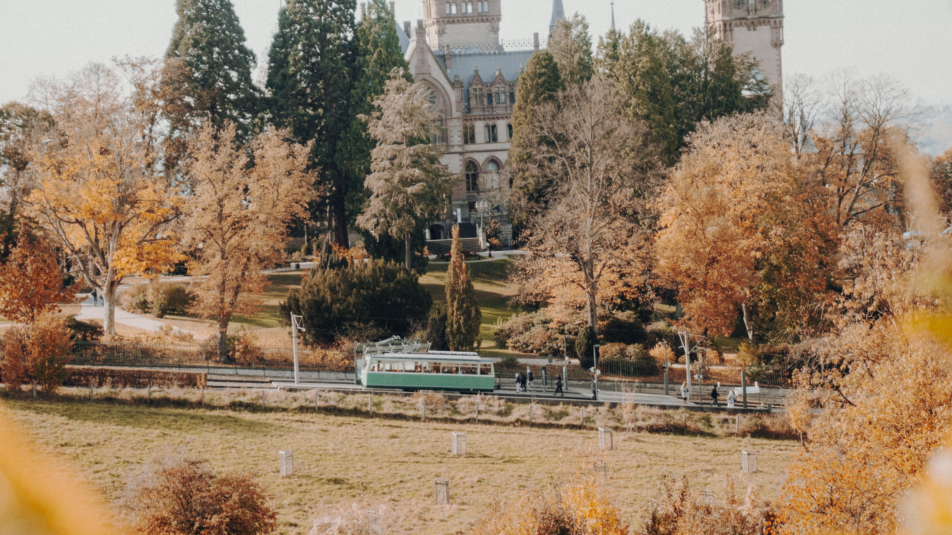 Gedenkstein Ausblick Schloss Drachenburg Herbst