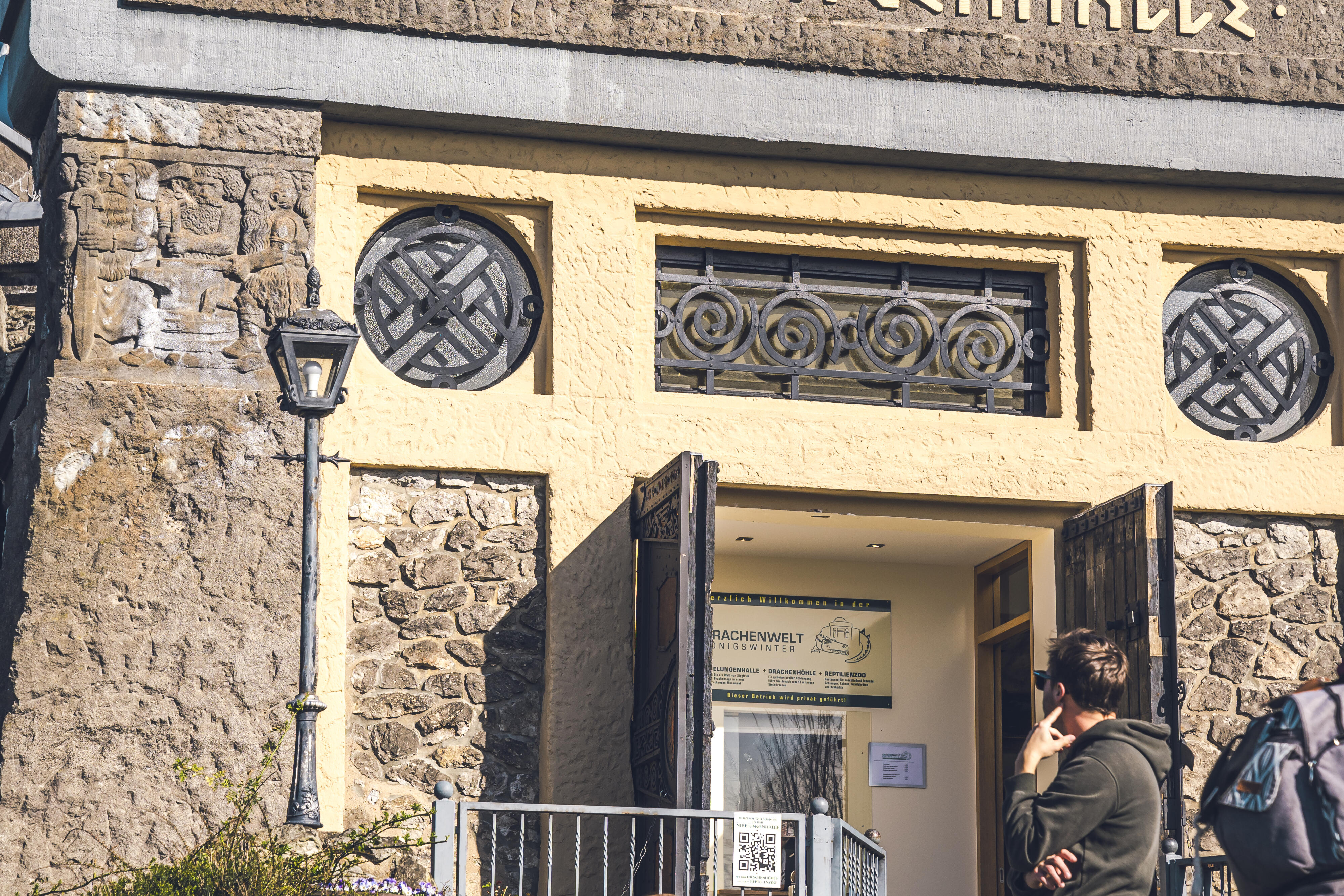 Drachenwelt Koenigswinter Nibelungenhalle Aussenaufnahme