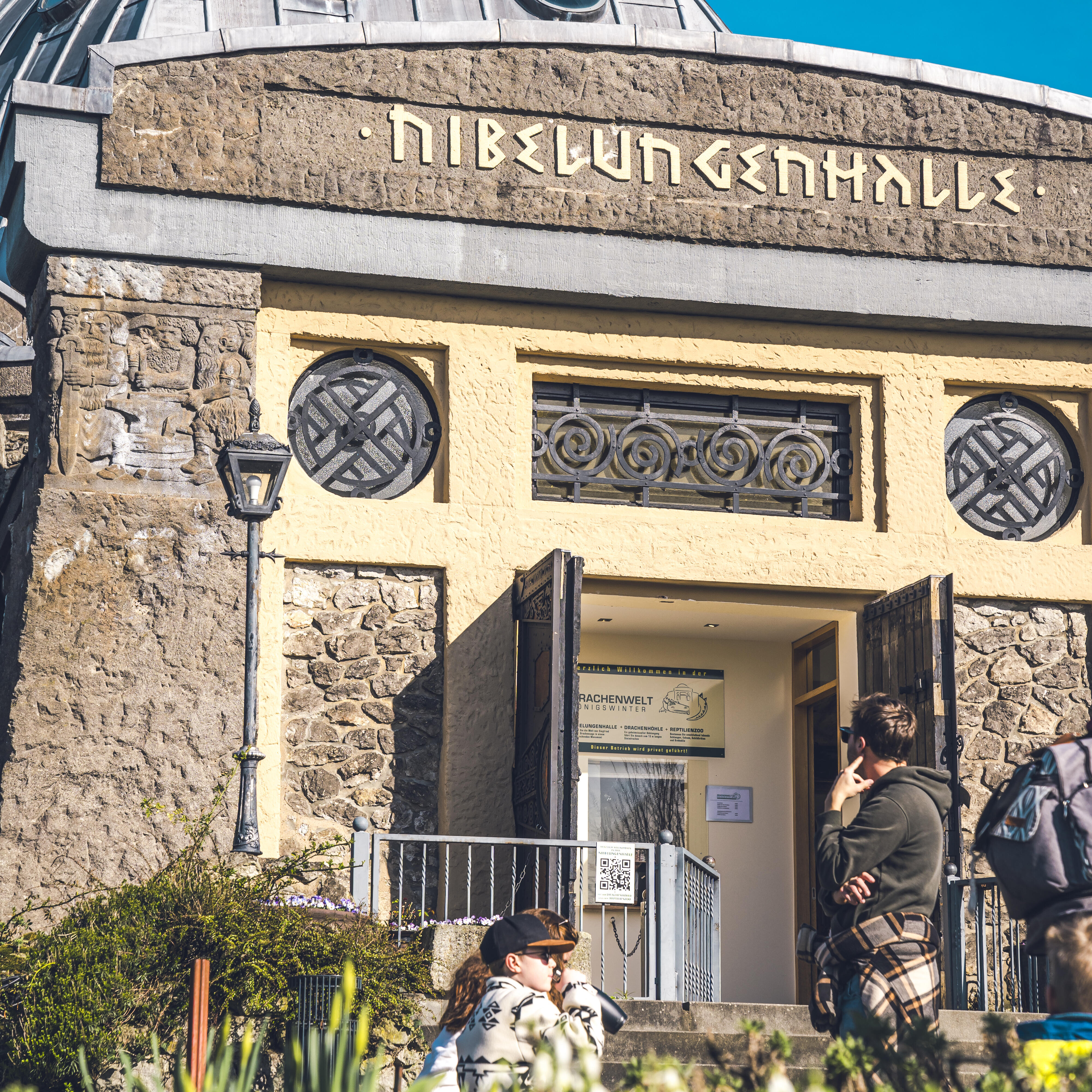 Drachenwelt Koenigswinter Nibelungenhalle Aussenaufnahme