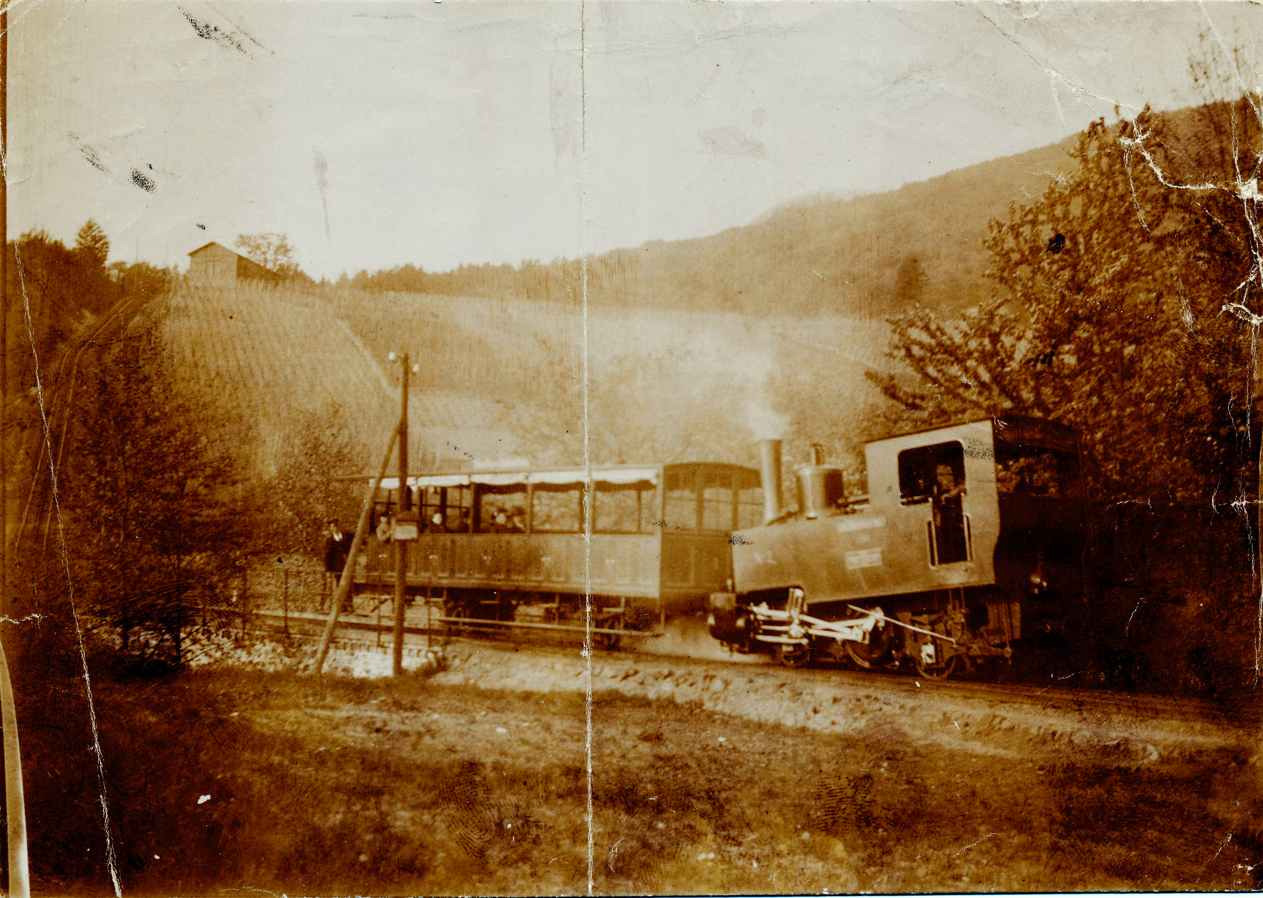 DAMPFLOK. Wegen der großen Steigung durfte ein Zug der Petersbergbahn nur aus der Lokomotive und einem vorgestellten Wagen bestehen.