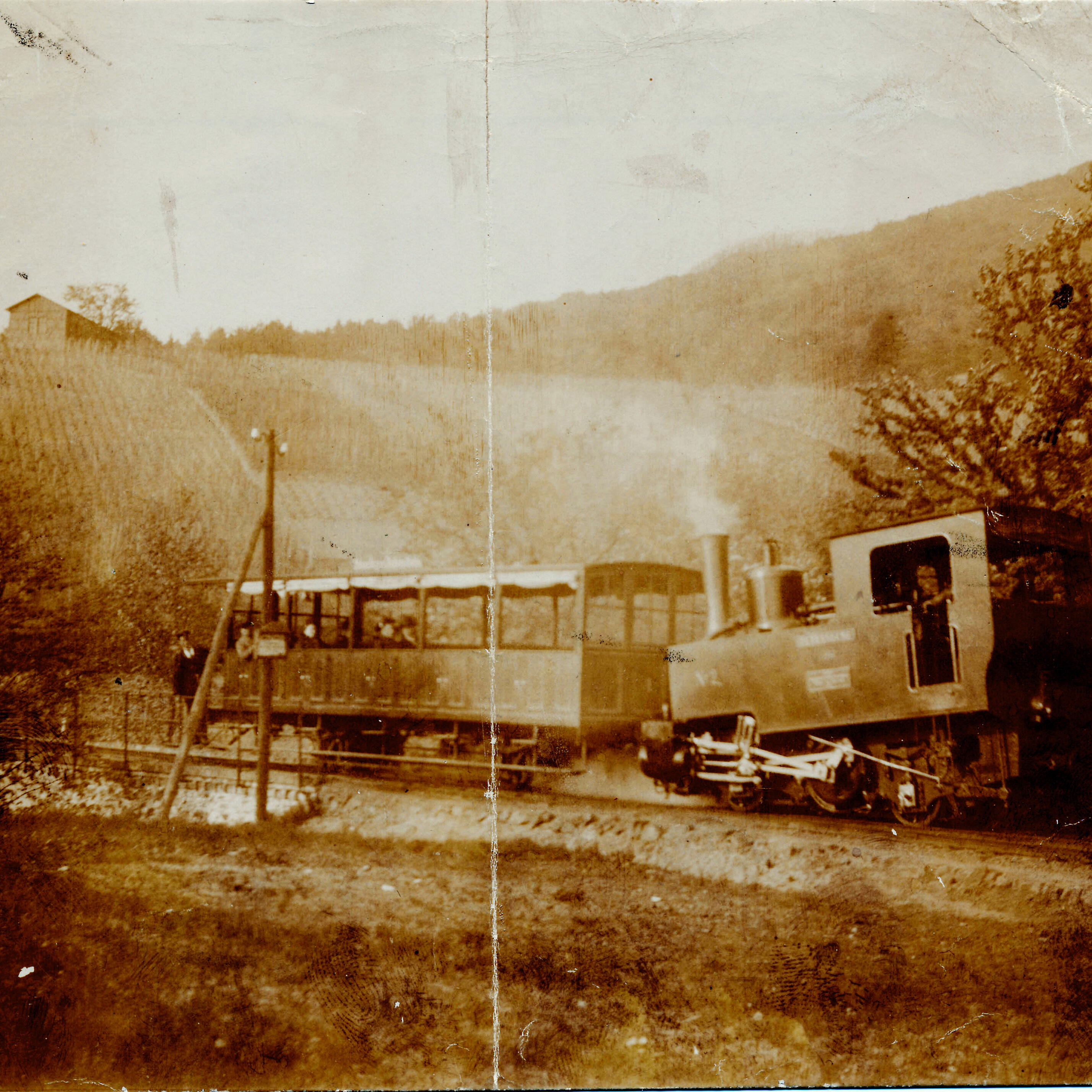 DAMPFLOK. Wegen der großen Steigung durfte ein Zug der Petersbergbahn nur aus der Lokomotive und einem vorgestellten Wagen bestehen.