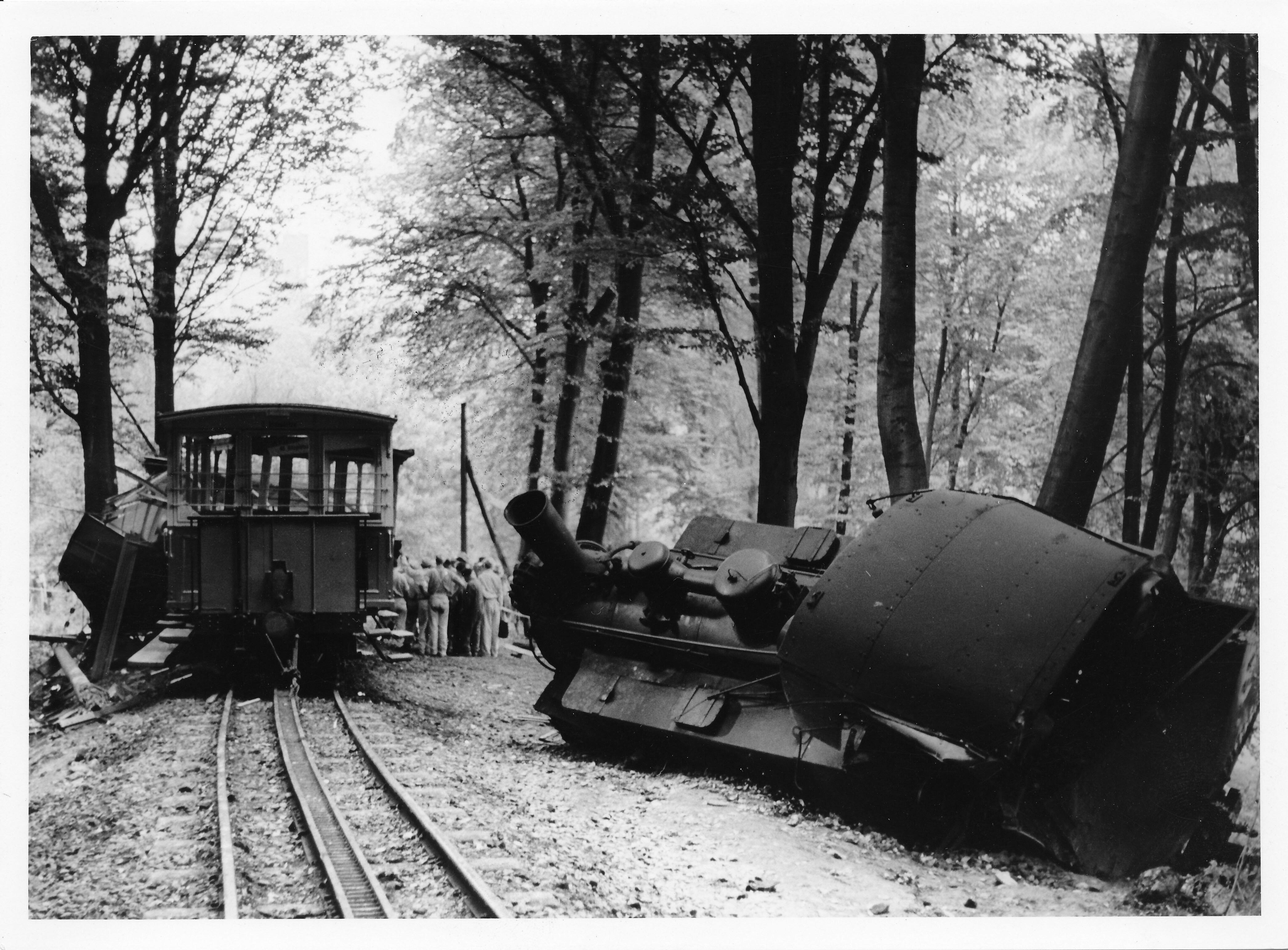 UNGLÜCK
14. September 1958
Am 14. September 1958 ereignete sich ein schwerer Unglücksfall:
Auf der letzten Talfahrt des Tages entgleiste während eines Bremsmanövers
eine Dampflokomotive, von den drei Wagen wurde der
erste mitge rissen, der zweite fuhr in ihn hinein.