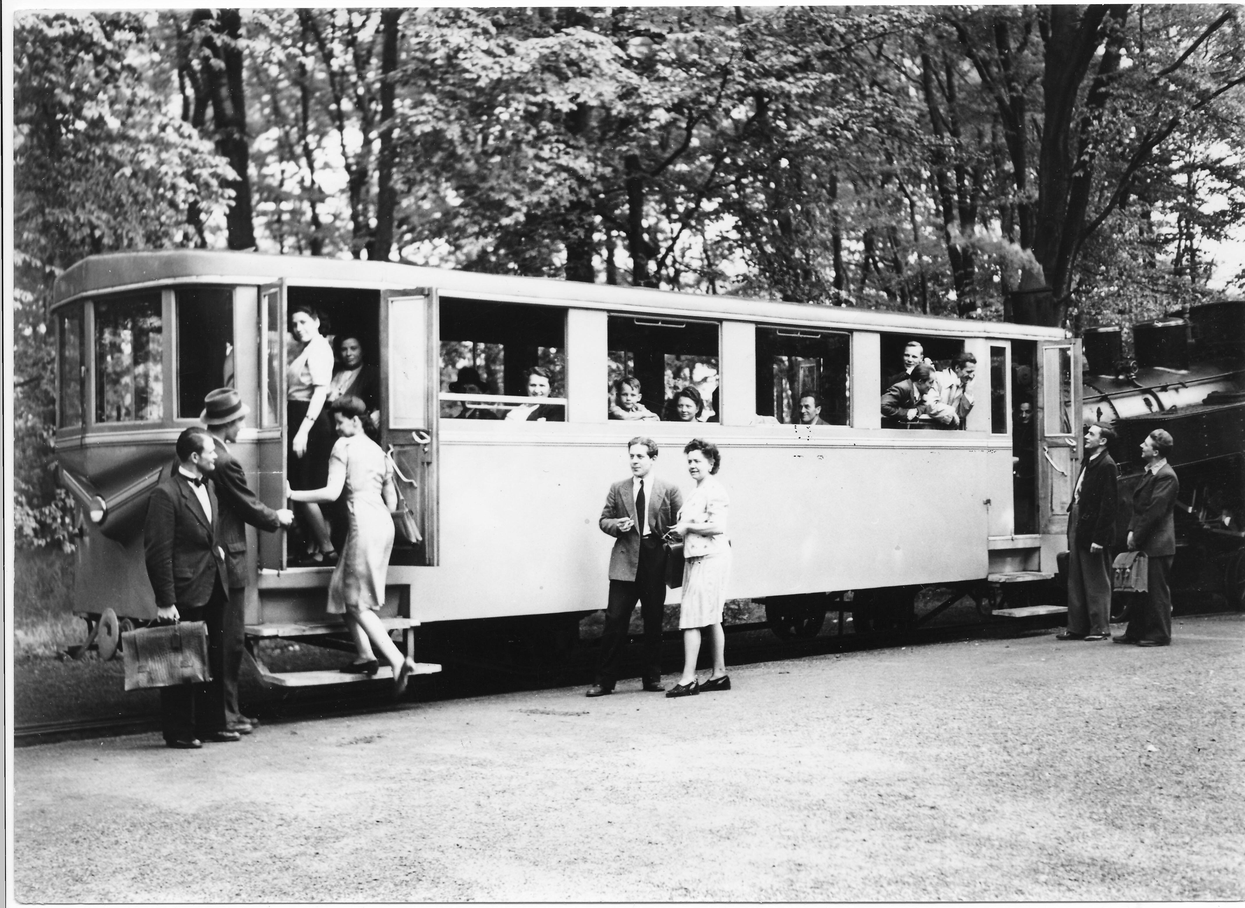 GESCHLOSSENER WAGEN
Die Petersbergbahn transportierte das Personal der Alliierten, das
im Hotel auf dem Petersberg arbeitete. Für den Einsatz im Winter
erfolgten der Umbau eines offenen Wagens in einen geschlossenen
und der Einbau einer Heizung.