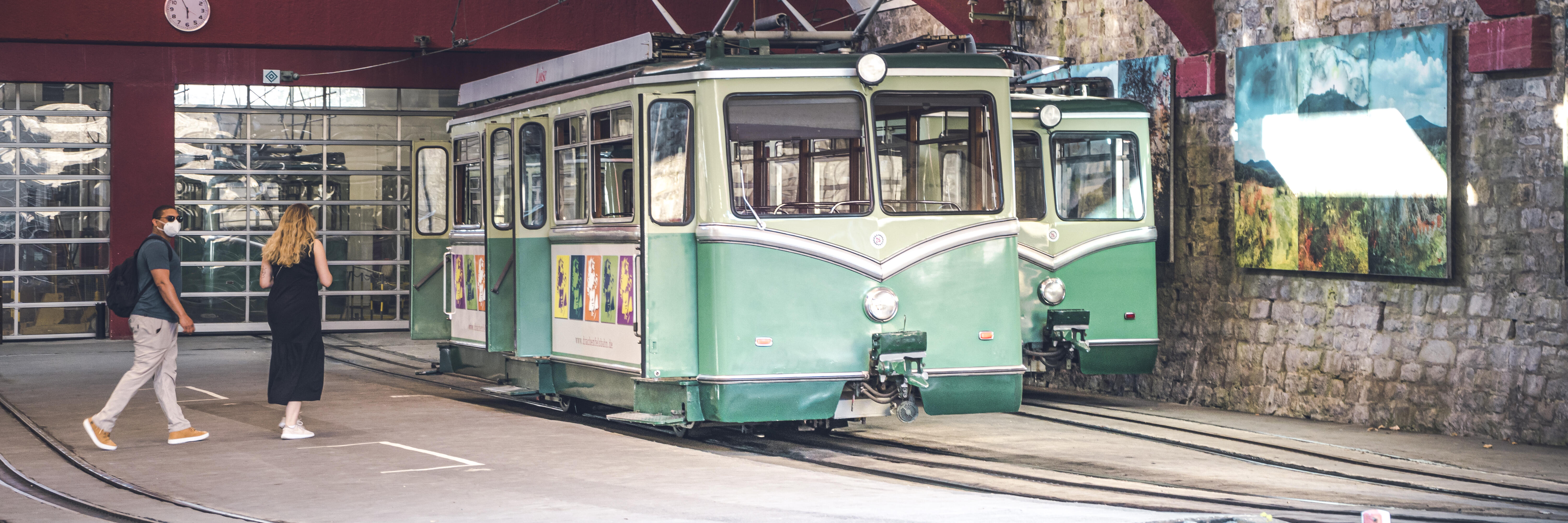 Menschen steigen an der Talstation in die Drachenfelsbahn ein