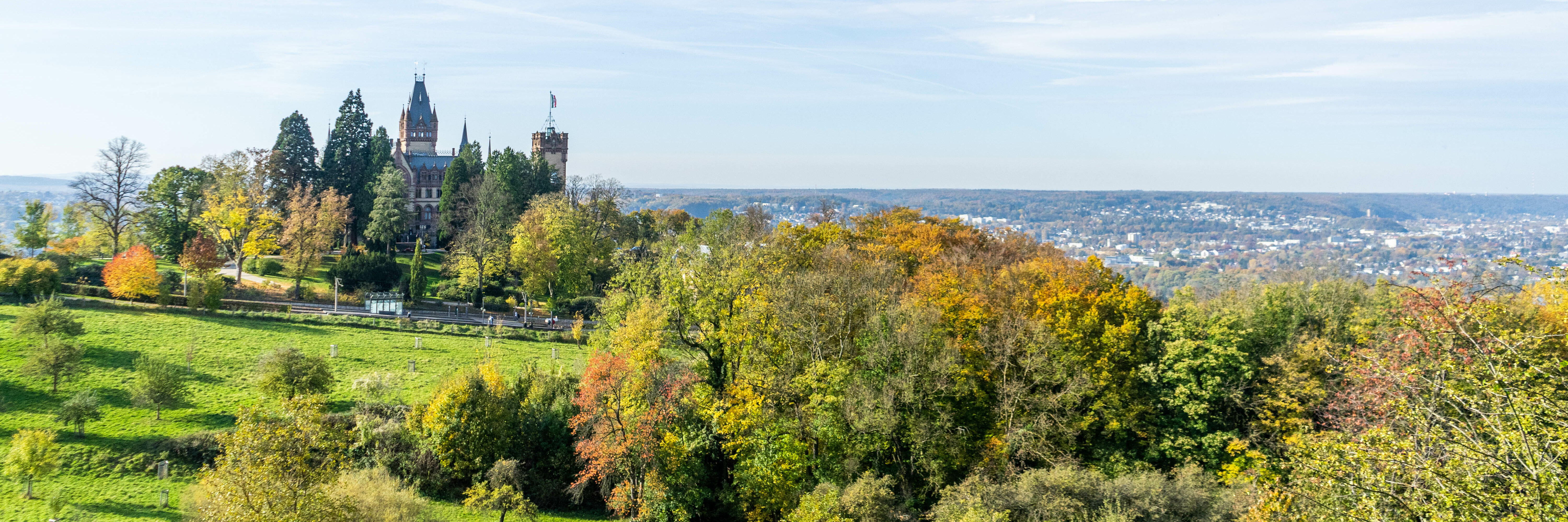 Blick aus der Ferne auf Schloss Drachenburg und die Mittelstation der Drachenfelsbahn