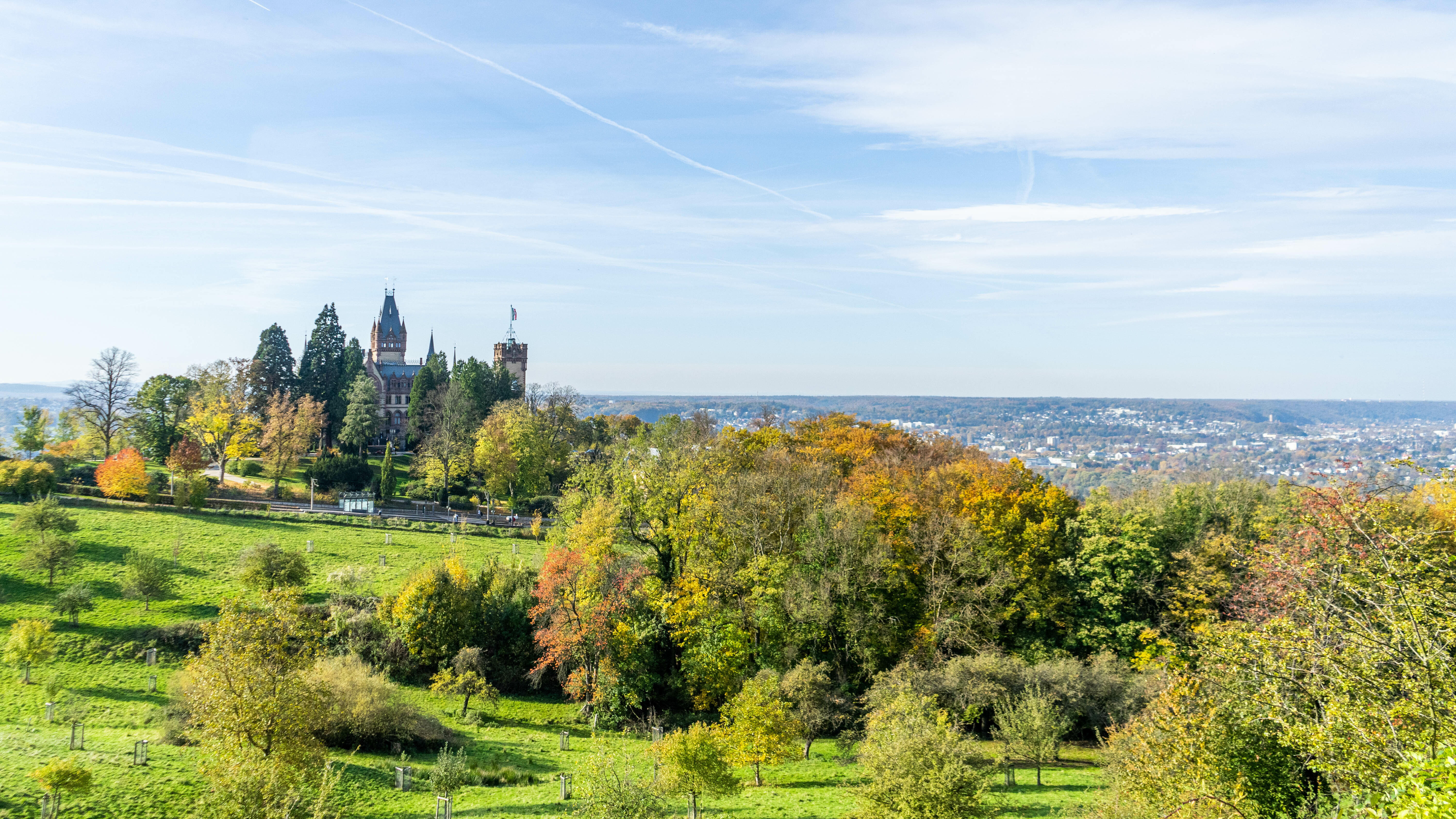 Blick aus der Ferne auf Schloss Drachenburg und die Mittelstation der Drachenfelsbahn