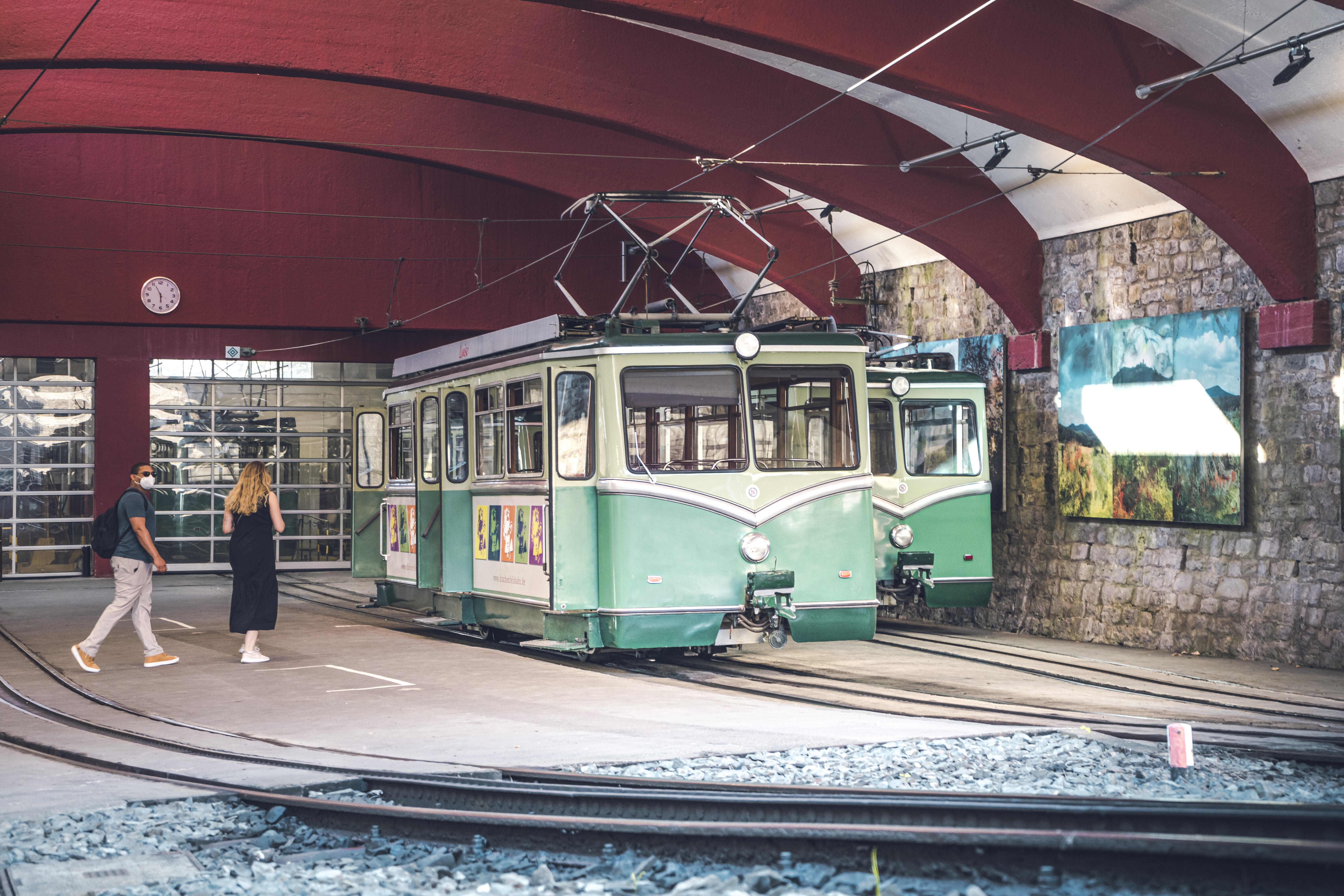 Menschen steigen an der Talstation in die Drachenfelsbahn ein