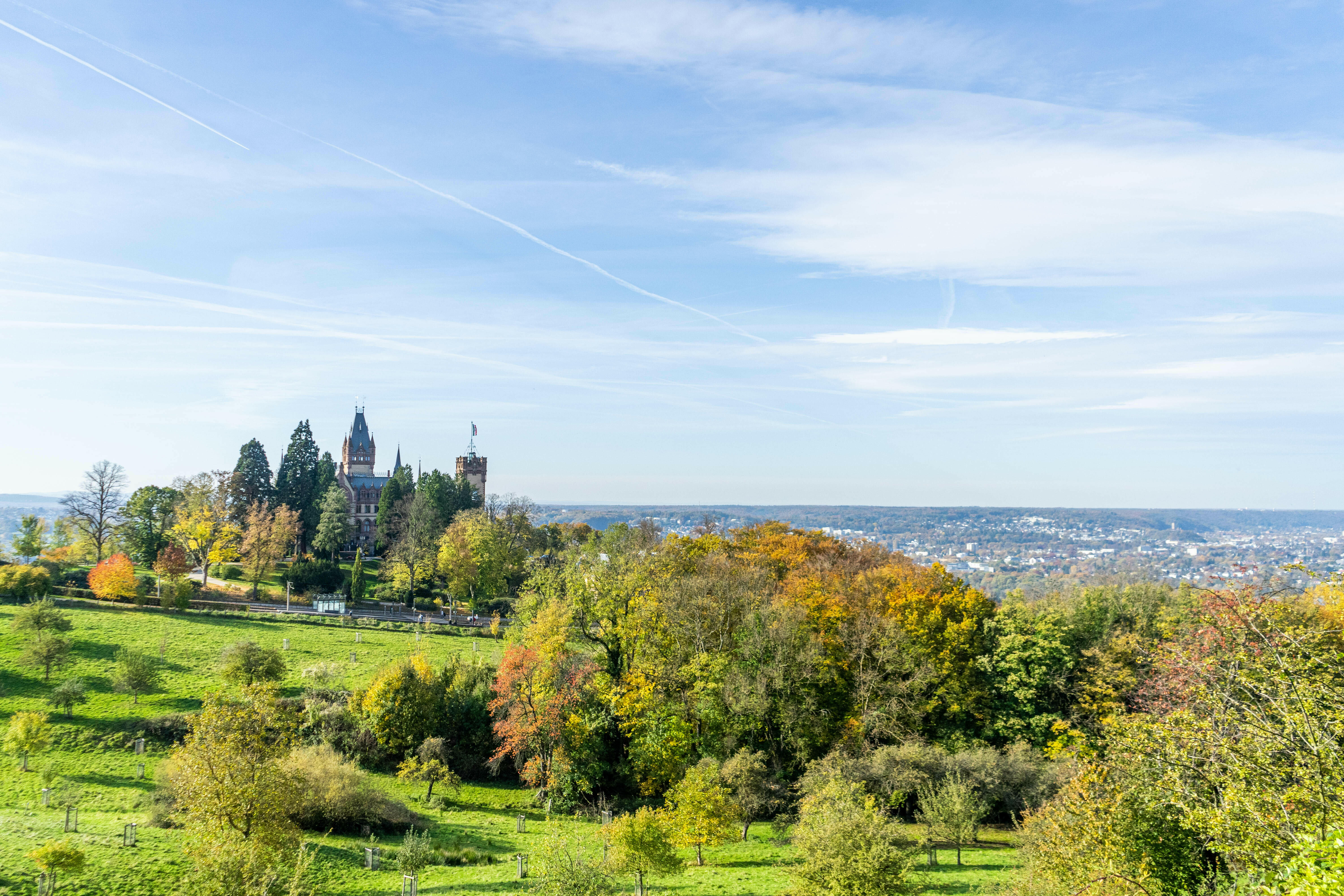 Blick aus der Ferne auf Schloss Drachenburg und die Mittelstation der Drachenfelsbahn