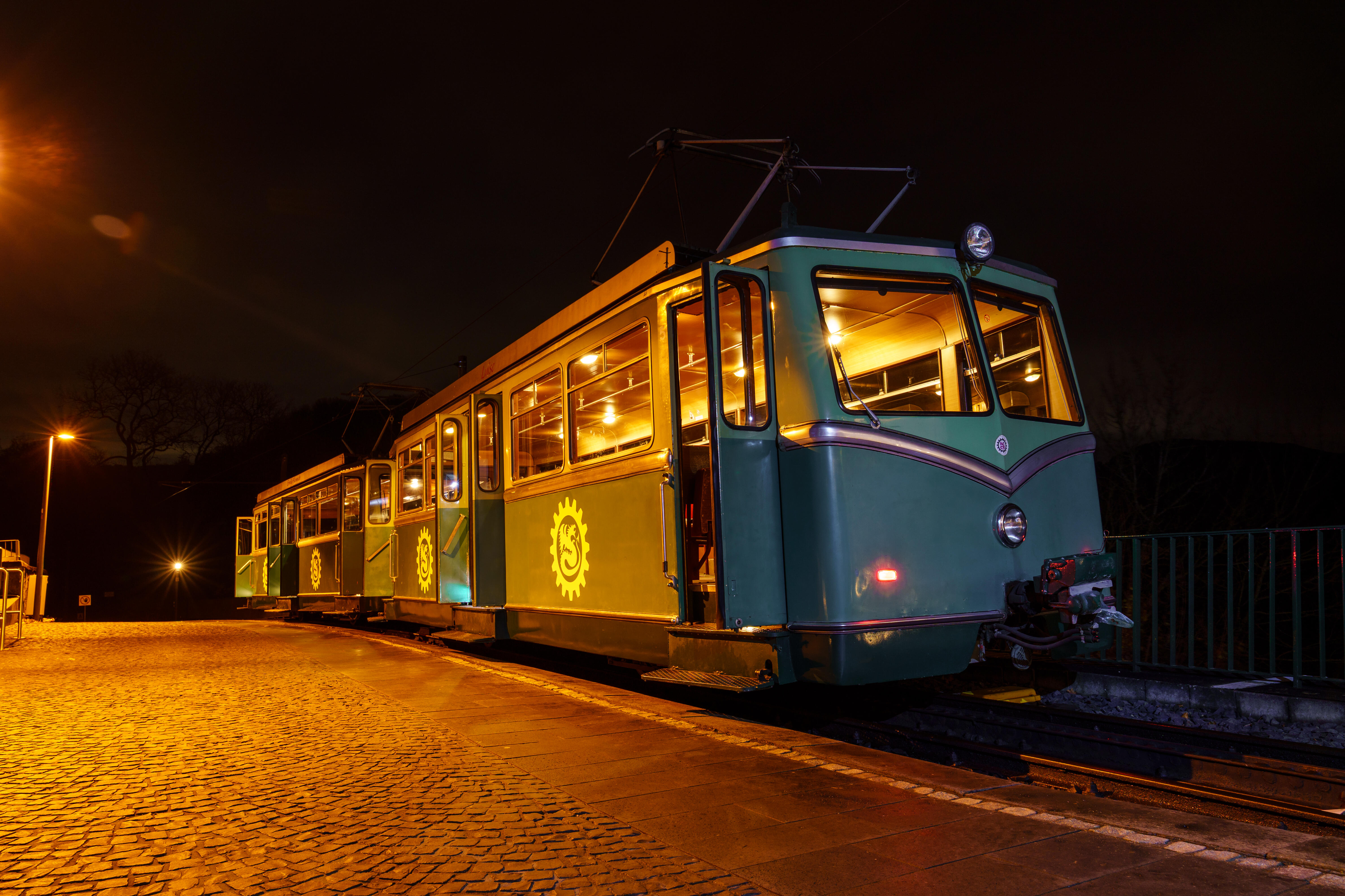 Drachenfelsbahn Bergstation im Winter bei Nacht.