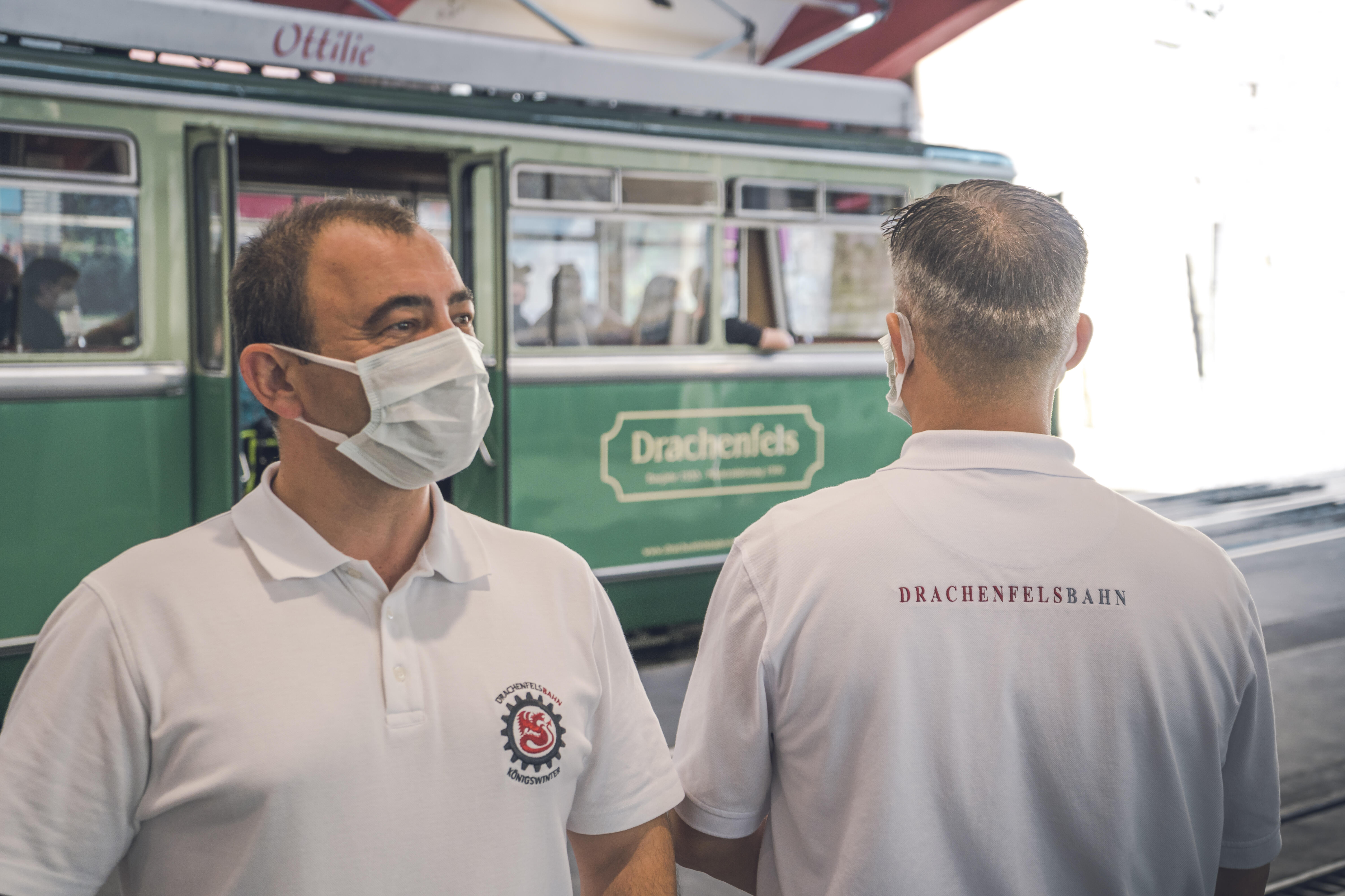 PANDEMIE
Nach dem Ausbruch der Pandemie waren, um den Betrieb wiederaufnehmen
zu können, die Hygienemaßnahmen von großer Bedeutung. Mitarbeiter und
Fahrgäste trugen Masken.