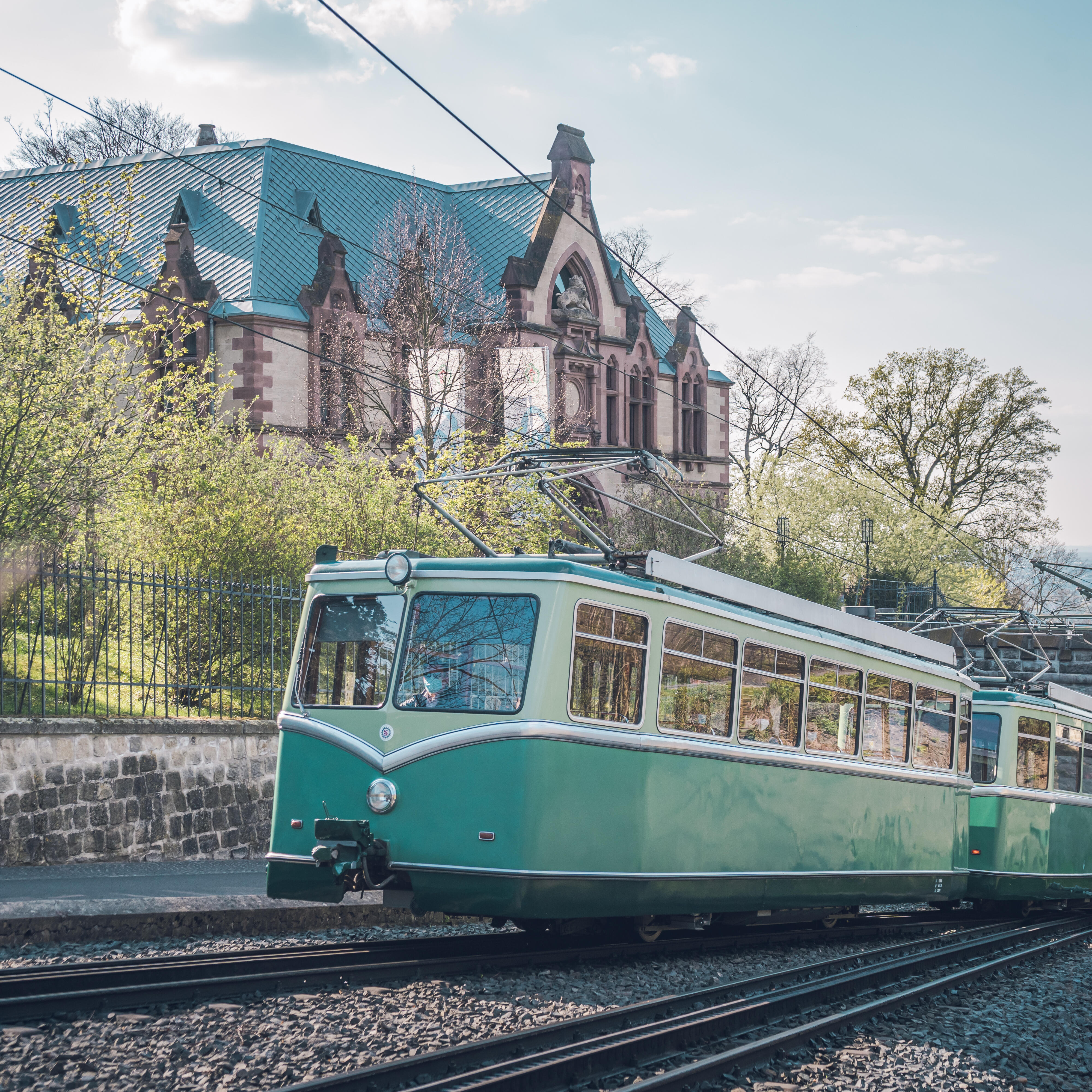 Drachenfelsbahn vor der Mittelstation mit dem Vorschloss und dem Blick über die Stadt Bonn