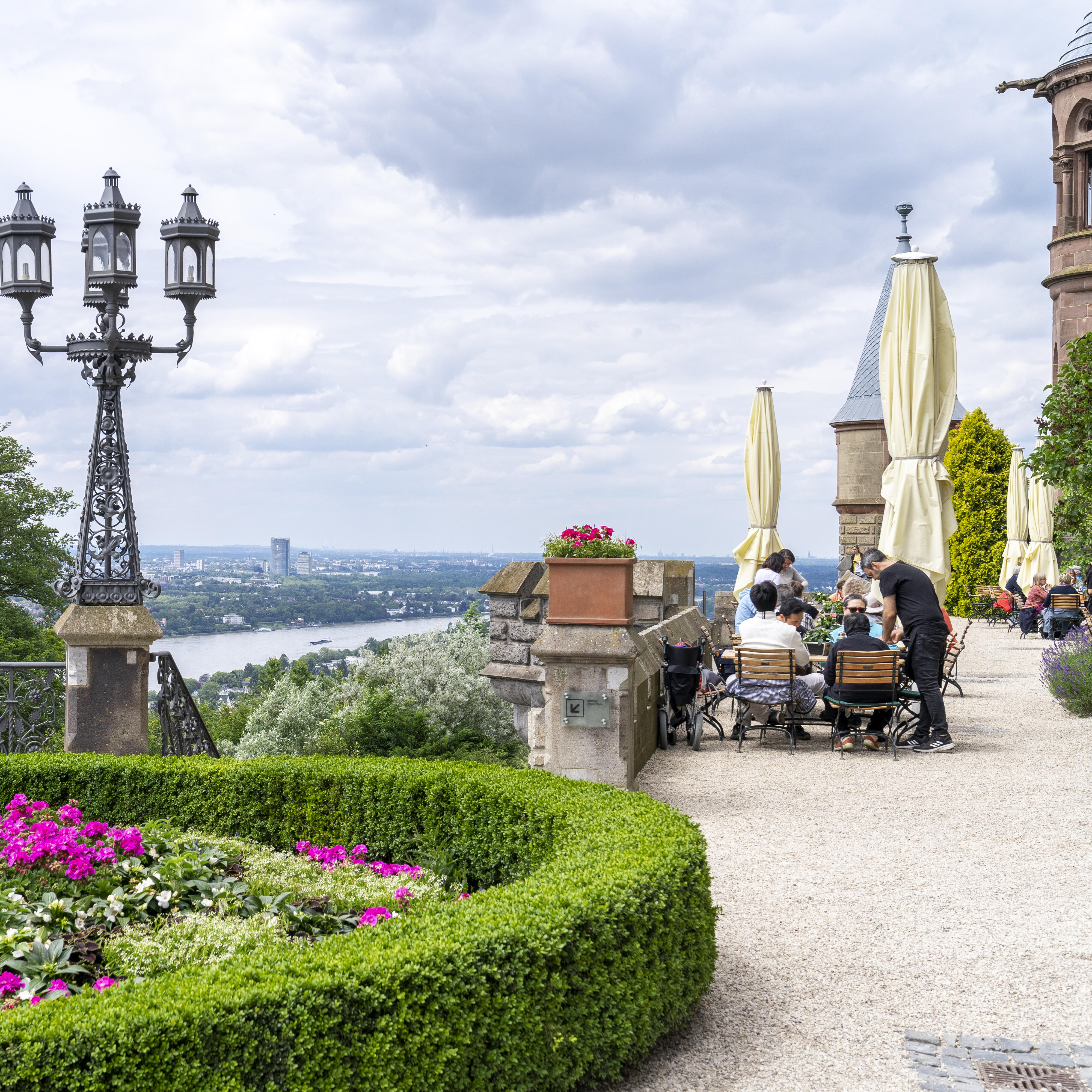 Schlosscafe Luigi Ponzetta Schloss Drachenburg Aussenaufnahme