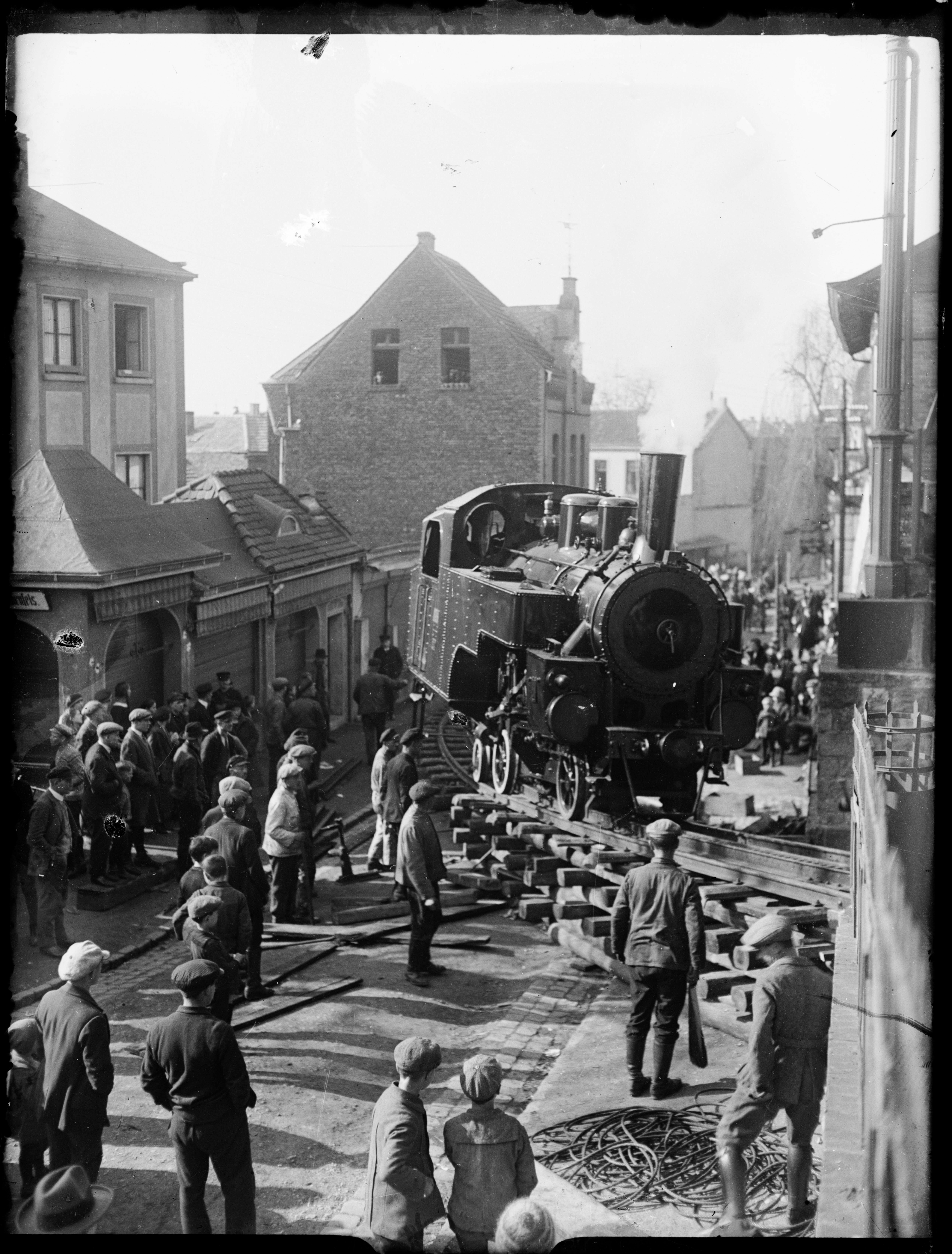 NEUE DAMPFLOK. Zwischen 1926 und 1929 wurden die alten Lokomotiven der beiden Bergbahnen durch fünf neue ersetzt. Der Transport erfolgte vom Staatsbahnhof durch Königswinter zu den Talstationen. 1938 wurde eine der Lokomotiven an die Niederwaldbahn verkauft.