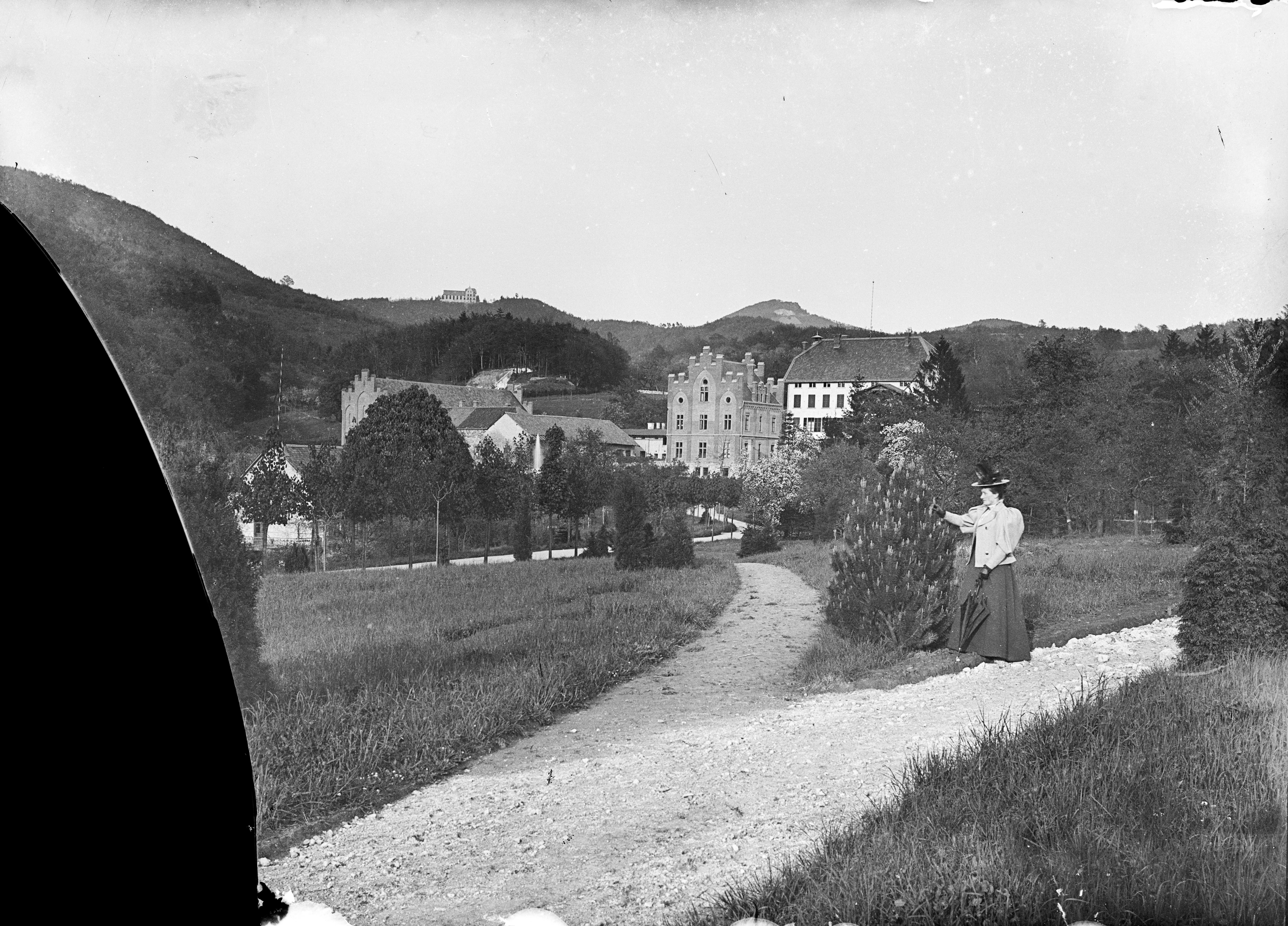 WINTERMÜHLENHOF. Das 1402 erstmals erwähnte Hofgut des Kloster Heisterbach befand sich nach der Säkularisierung 1803 in Privatbesitz. Der Kölner Kaufmann Peter Joseph Mülhens (1801 – 1873), Sohn von Wilhelm Mülhens (1762 – 1841), erwarb es 1840 als Hochzeitsgeschenk. Dessen Sohn und Erbe Ferdinand konnte bis 1886 seine Geschwisterauszahlen und war fortan Alleinbesitzer.